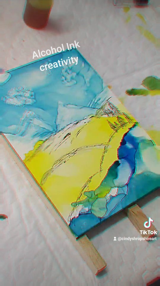 Having fun exploring the vibrant qualities of alcohol ink. #june_bug_art_studio #medicinehatpaintparty #cindyshropshireart #yxh #yxhevents #medicinehatpaintpartie #alcoholinkcreation