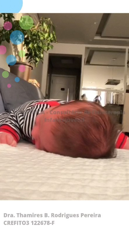 Vitor com 24 dias 💙
Nessa idade o bebê não consegue ainda levantar a cabeça, mas é capaz de tirar o apoio do narizinho para que possa respirar, e rodar a cabeça de um lado para o outro.
Ainda assim, é importante praticar!
E aí? Já colocou seu bebê de barriguinha para baixo hoje?