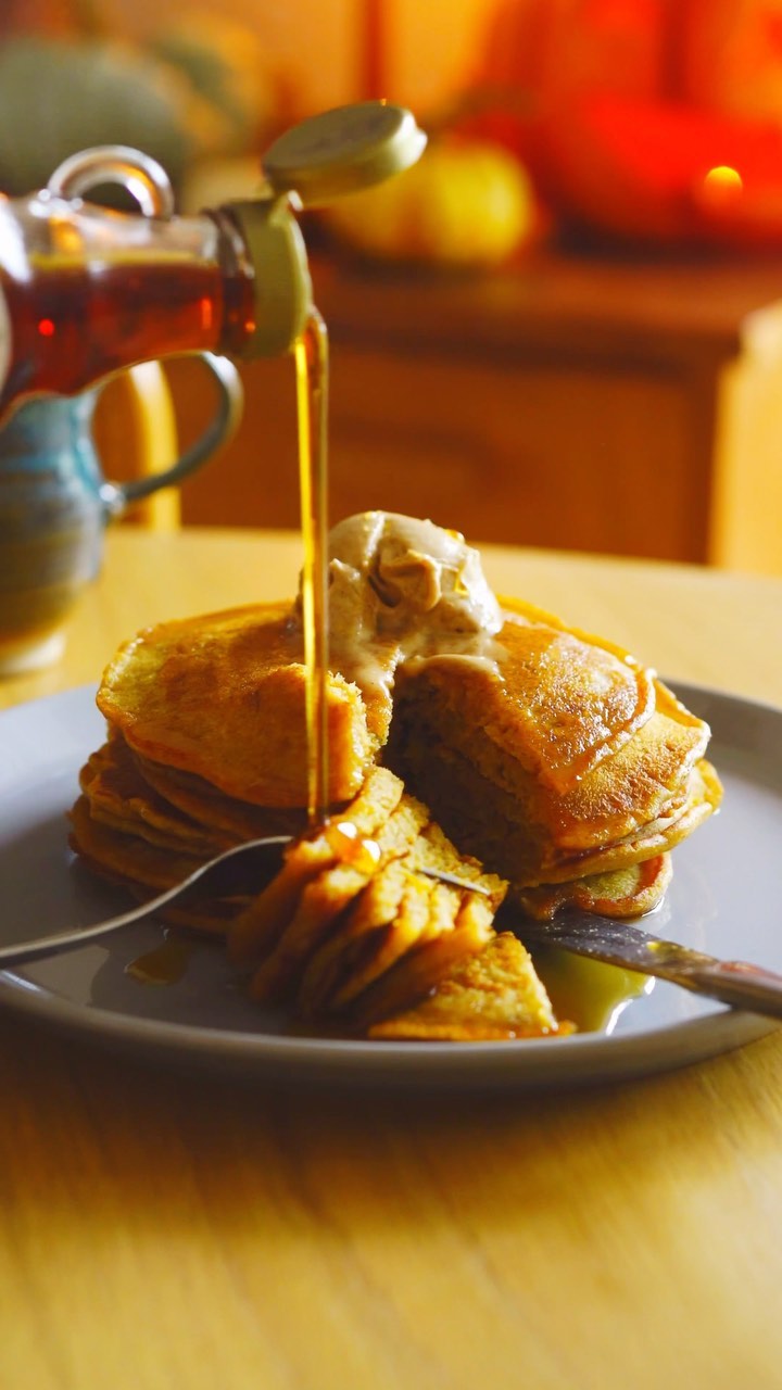 Nothing quite like a stack of pumpkin pancakes with cinnamon butter and a hot cup of coffee to make you feel like you’re sitting at Luke’s 🍂🍯☕️✨
Comment “pumpkin” for the recipe!
#pumpkinpancakes #fall #autumn #gilmoregirls #veganrecipes