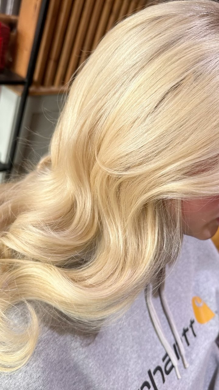 🍾✨ “Sip on some champagne, darling! 🥂 loved turning this chic bob into bouncy, glamorous locks with Beauty Works nanobond extensions in the shade champagne! Waved with Beautyworks profession styler 🍾💁♀️
Colours and styling used @wellahairuki @colorwowhair
#FromBobToBounce #ChampagneDreams #HairTransformation #w389 #Salon #Love #Happy #beautyworks #wella #beautyworks #beautyworksonline