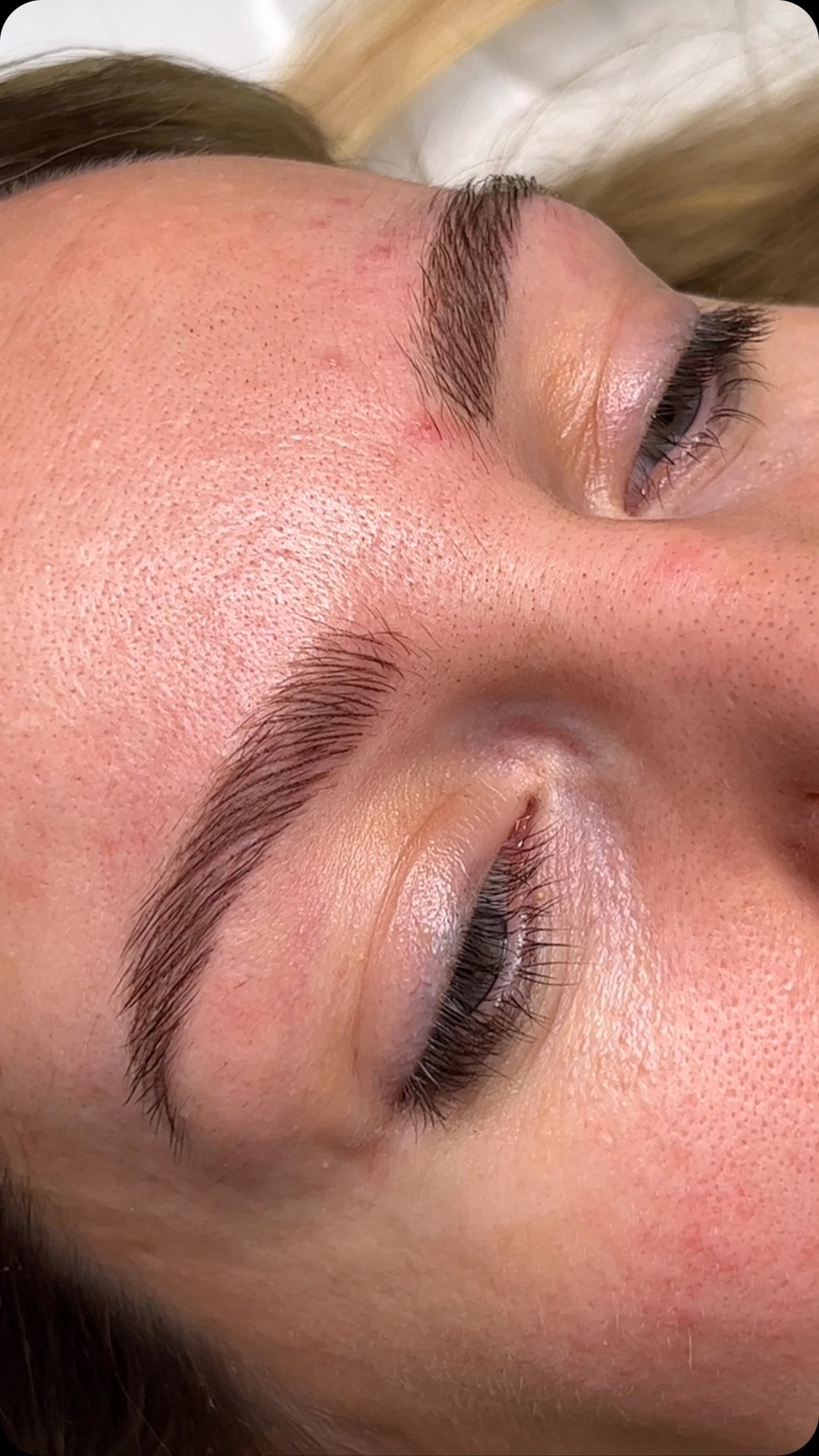 FLUFFY 🤍 strokes to add fullness to this beautiful brow #pmubrows #pmueyebrows #browstylist