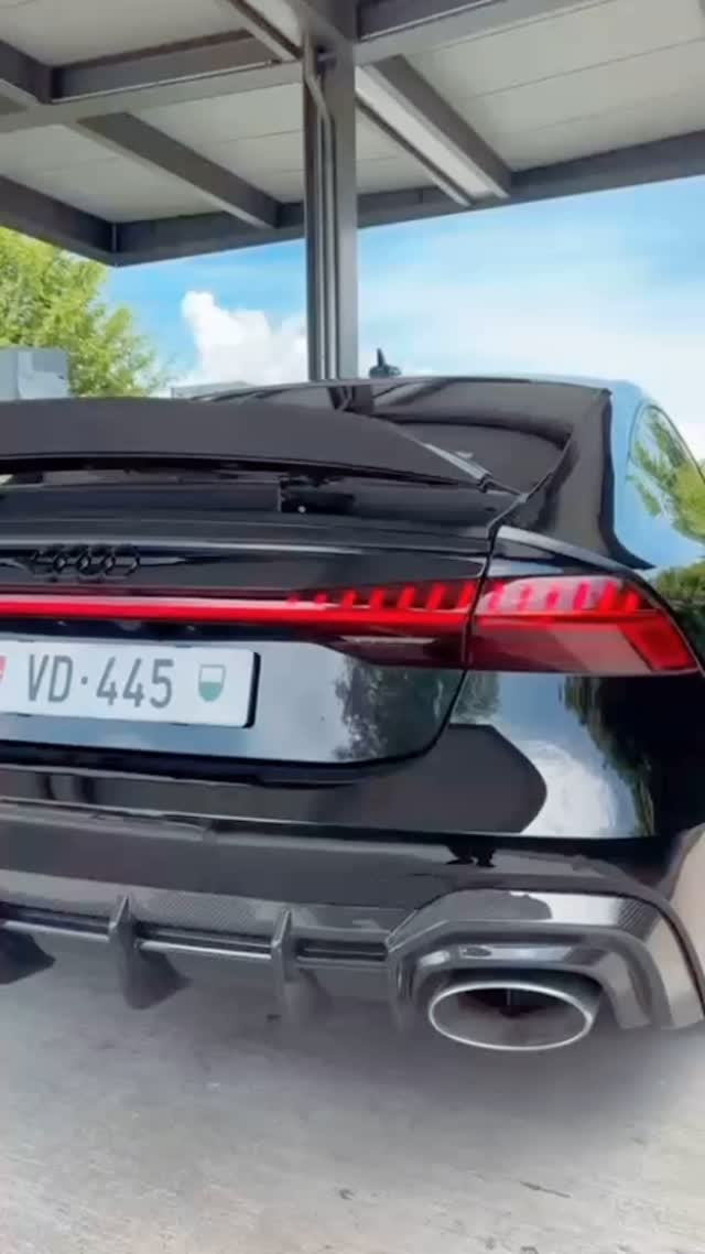 RS7 with the CT Design kit 🔥 Swiss homologated 🇨🇭
🏎️ @rindac10
#audi #rs7 #carbon #spoiler #diffuser