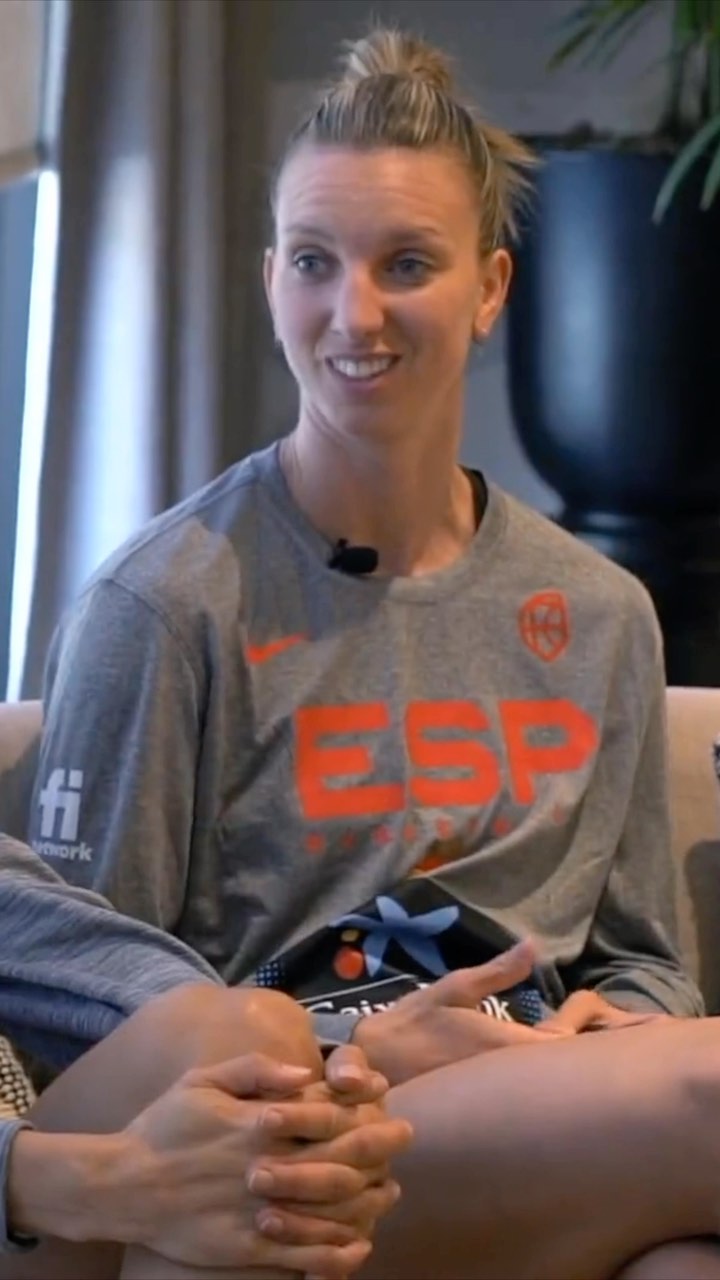 La mayoría de nosotros hemos aprendido que el error es algo aversivo para nosotros, algo que si cometemos impide lograr nuestros objetivos, con lo cual pensamos que tenemos que evitarlo a toda costa. Laura Gil lo comenta muy bien en este vídeo.
Esta necesidad de evitación y estas creencias al cometerlo hacen que nos cueste mucho tolerar el error, pero el error es algo con lo que hay que convivir, ya que esta en nuestro día a día y más en el ámbito deportivo.
¿Si el error es algo que está presente constantemente en nuestra práctica deportiva, no será mejor verlo de otra forma, mas que como un enemigo? Además, la presión y frustración para no errar aumenta la probabilidad de cometer más errores.
¿Y tú, que relación tienes con el error?
Recuerda que es importante trabajar para aprender a gestionar el error de una forma más eficiente.
#psicologiadeportiva #psicologia #psicologodeportivo #psicologomallorca #psicologo #manacot #mallorca #psicologiamallorca