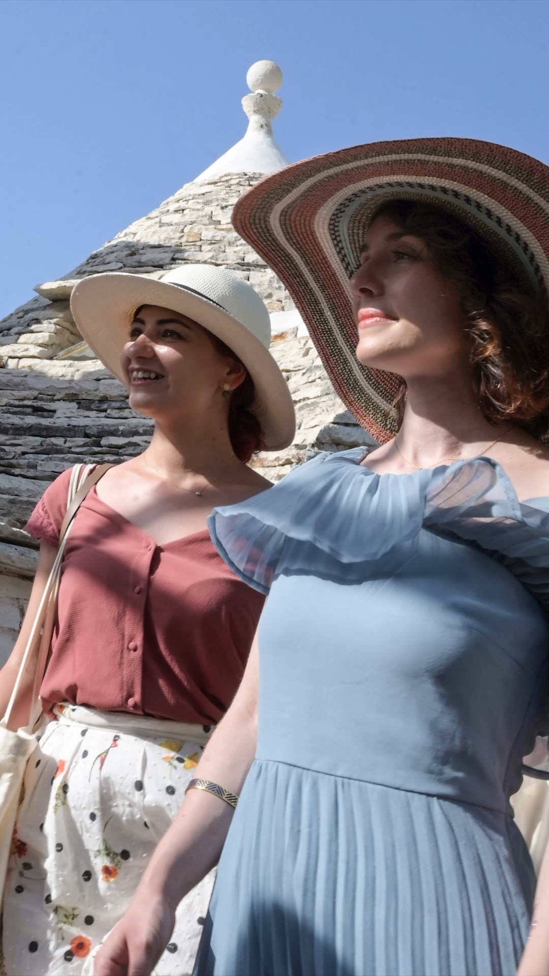 Rustica, verace e nuova location per gli eventi più esclusivi: è la capitale dei trulli, Alberobello. Ho riscoperto una perla del mio territorio attraversi gli occhi meravigliati di un gruppo di turiste davvero speciali, riviviamo insieme la mia avventura fotografica.
www.andreaveneziano.it
#henparty #alberobello #addioalnubilato #puglia #valleditria #bride #shootingtime #italy #bellavita #bellavitaweb @bellavitaweb