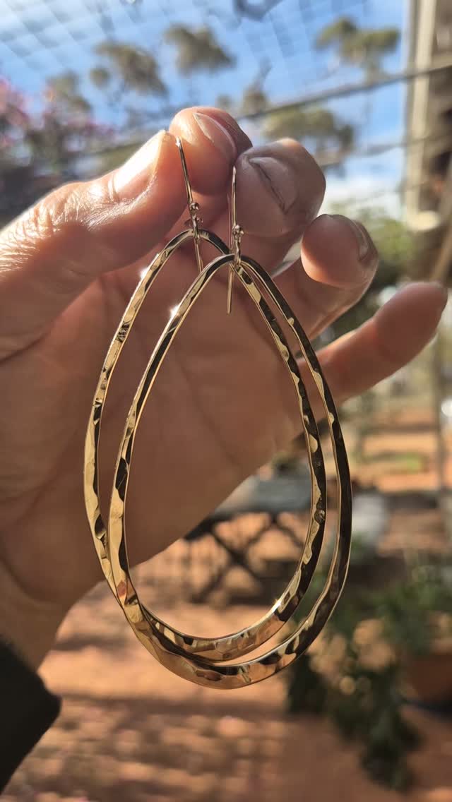 Are you looking for sustainable jewellery but still love luxury? The best way to achieve this is by reusing and remodelling old gold. Even Pamela Anderson did this for this year's Met Gala, having her jewels from last year remodelled into an earcuff or this year!
#SustainableStyle #sustainablefashion #Australianjeweller #handmadejewellery