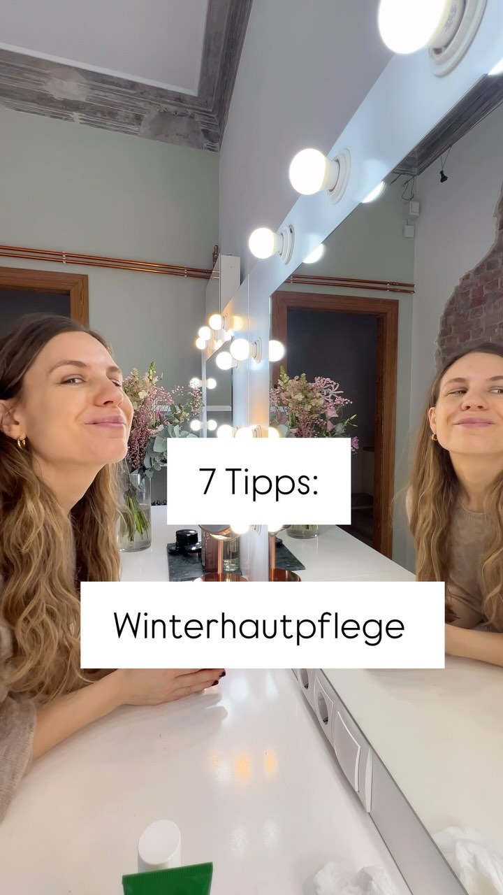 7 Tipps für eine gepflegte Winterhaut 🤍
Ich liebe Skincare🤍😌! Nicht nur in den Coachings ist es immer wieder ein beliebtes und auch umfassendes, intensives Thema: wie pflege ich eigentlich meine Haut? Ich habe grundsätzlich auch bei der Hautpflege den Ansatz: weniger ist mehr- dafür passend und vor allem: es soll sich gut und unterstützend anfühlen! 🫶🏻
Hautpflege ist super individuell - aber ein paar Tipps sind im Winter immer wieder passend, sobald es kälter wird und die Haut sich vielleicht anders anfühlt:
1. Mein Lieblings-Tipp🥰 : wenn die Creme nicht mehr ausreicht, mische einfach ein paar Tropfen Gesichtsöl hinein und mache sie dadurch reichhaltiger und noch pflegender. Ich liebe ja sowieso Öle- aktuell zB wieder das @ruhi_rituals Bakuchiol Oil! Habt ihr Favoriten?🤍
2. Reiniger anpassen, wenn die Haut spannt : im Herbst steige ich von einem sanften Reinigungsschaum auf eine Milch um- da meine Haut nun mehr spannt. Vorher immer ein cleansing oil- gerade auch im Winter super! Bei sensibler zB von @nuoriskincare Protect + Milch🤍
3. Balms - egal bei welcher rauhen oder trockenen Stelle- Balms sind im Winter immer eine gute Idee! ZB der Wonderbalm von @theglow_skincare 🥰
4. Body Oils! Statt leichter Lotion nutze ich im Winter super gerne auch mal eine nährende Body Butter (zb lieb ich die von @teamdrjoseph !) oder Körperöle.❤️😌 zB von @raawalchemy (der Duft!)
5. Rötungen und gestresste Haut: wenn die Haut gestresst ist, probiere Produkte die die Hautbarriere stärken, zB mit ceramiden, Probiotika oder Hafer. Hier im Video @santaverdenaturkosmetik Probiotic Drops, @iplusmberlin Barrier Cream oder … 🤍
6. Lippenpflege: jetzt brauchen die Lippen mehr Pflege, am besten mit pflegenden Pflanzenölen- und wachsen / Buttern, zB den Good Night Balm von @labruket oder Plum Plum von @madaracosmetics 🤍
7. SPF is your friend- auch im Herbst Winter den Sonnenschutz nicht vergessen! Favoriten aus dem Reel: @nayaglow @teamdrjoseph 🙌🏻
Was ist eure liebste Hautpflege im Winter? 😌🤍
Enthält unbezahlte Werbung, da Produkte gezeigt werden. #winterskincare #naturkosmetik