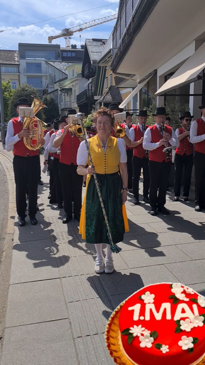 1. MAI TRADITION
#brauchtum
#konditorei_grellinger #maibaum #maiständchen #blassmusik #gmunden #salzkammergut