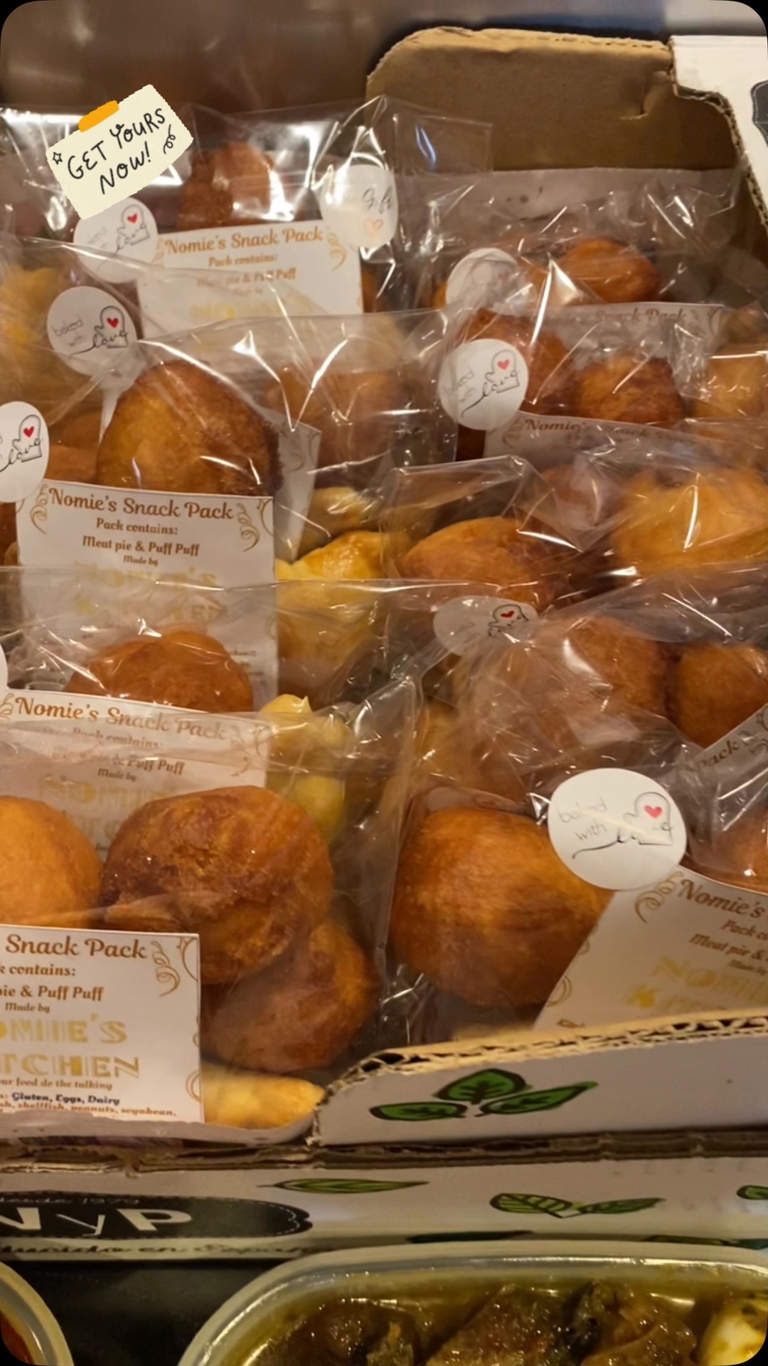 Craving something delicious? 🤤 Our snack packs featuring golden Meat Pies & fluffy Puff Puff are perfect for any time of the day! Plus, feast on 2L of our flavorful Nigerian Fried Rice, spicy Ayamase, and mouthwatering Gizdodo sauce. 🔥🍛 Order now and treat yourself to a taste of home! 🇳🇬✨ #NomiesKitchen #DeliciousEats #NigerianFood #foodiefavorites