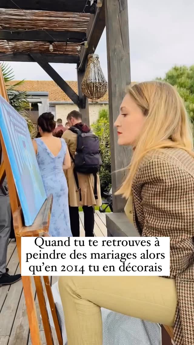 Le projet avait une dimension très émotive.
Le père du marié était décédé un mois avant le mariage… Les témoins ont voulu trouvé en urgence un présent. L’idée: offrir une peinture-souvenir du mariage en intégrant symboliquement le papa, comme pour dire qu’il était là pour leur union.
C’est une idée très touchante, mais délicate à manier surtout qu’il s’agit d’une surprise pour le marié!
La commande s’est dirigé vers une peinture esquisse, rapide, sensible et joyeuse où quelques éléments reconnaissables évoqueraient les personnes importantes (témoins, parents, chats – oui, les chats !), sans tomber dans le portrait trop détaillé.
🐈 🐈⬛ Ils n’étaient pas là physiquement, mais il y avait des photos des chats qui circulaient pendant la fête 😹
Les mariés voulaient un clin d’œil : « tant qu’à faire venir les absents, autant y aller à fond ! »
@maison.vilar
#Mariage #Wedding #ArtWork #Peinture #Souvenir #Événementiel #CatLover #Hommage