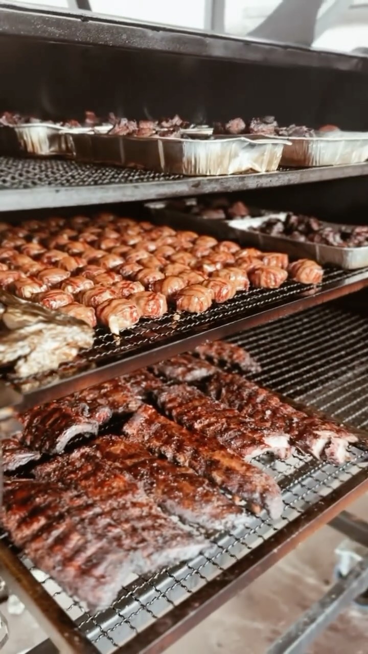 Hemsen & Ecke #BBQ für
.
.
.
.
.
.
.
#EMFinale #smoker #fleisch #feuer #inzing #pulledpork #ribs #smokedribs🍖 #porkbellyburntends #smokedsalmon #baconbomb #coleslawsalad #brot #buffet #selfmade
.
.
Credits: 🎥 @phi_lippwa