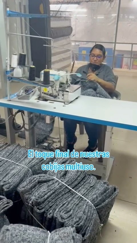 La suavidad y durabilidad de nuestras cobijas multi uso prometen protección maxima a esos artículos importantes en su traslado! Este material también es ideal para uso artesanal, decoración, aislamiento y mucho mas. Encuéntralas en Mercado Libre🤝 buscando "Cobija de Mudanza Multiuso - Paquete de 10"
#fieltromultiuso #fieltroscolombia #cobijamultiuso #fieltroartesanal #cobijademudanza #fieltrotex #industriatextil