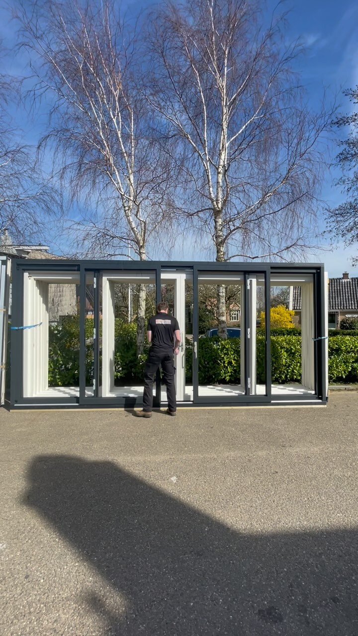 Deze maatwerk schuifpui laat de grenzen tussen binnen en buiten verdwijnen. Bij ons vind je het allemaal: nieuw, gebruikt, en precies op jouw maat gemaakt. 🛠️ Bekijk onze website en bestel jouw kozijnen direct! #KozijnenKunst #BinnenBuitenLeven #handelsondernemingEdvanDuin #kozijnen #schuifpui #wooninspiratie #wonen #woonkamerinspiratie #woontrends #tuin #verbouwen #bouwen