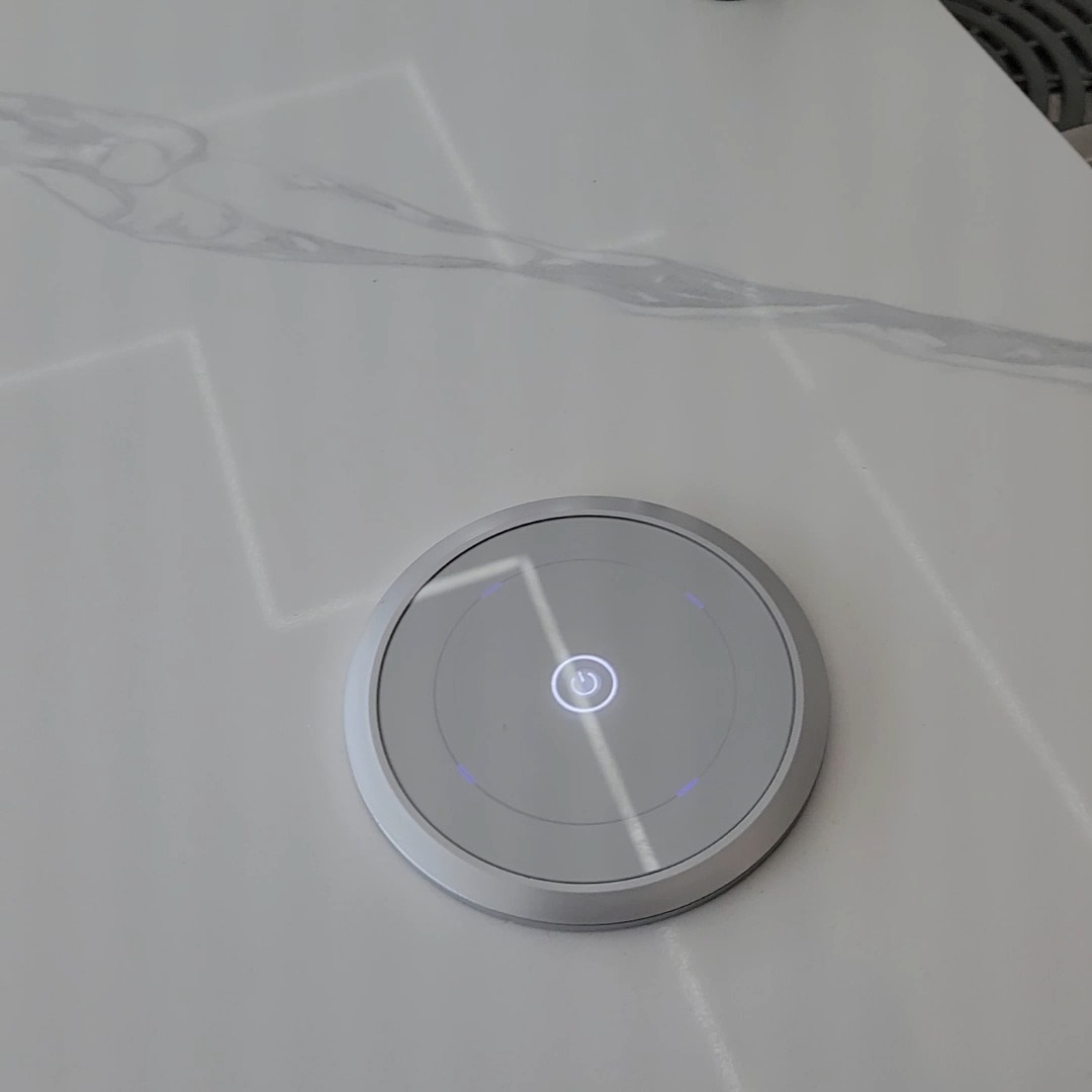 #wherearetheoutlets
these also wirelessly charge your phone!
#kitchentech #modernkitchen #smartkitchen #kitchengadgets
