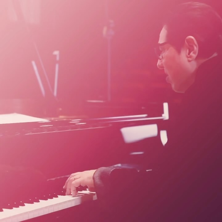 @fazilsayofficial am Dienstag 15. Oktober 2024 um 19.30 Uhr im @casino_bern
Infos und Tickets @ticketmasterch
Fazıl Say setzt sich seit seinem sechsten Lebensjahr jeden Morgen ans Klavier und spielt Bach. «Ich wollte, dass meine Interpretation den einzigartigen Gesang, Tanz und die Geschichte jedes Teils des Stücks vermittelt.»
Die Chance, dieses Kunstwerk in einzigartiger Kombination mit Schuberts grosser B-Dur-Sonate live zu hören, sollte man sich nicht entgehen lassen. Zwei epochale Meisterwerke, zwei sich wunderbar ergänzende Musikwelten.
Video-Quelle: YouTube Fazıl Say plays J.S. Bach: Goldberg Variations, BWV 988