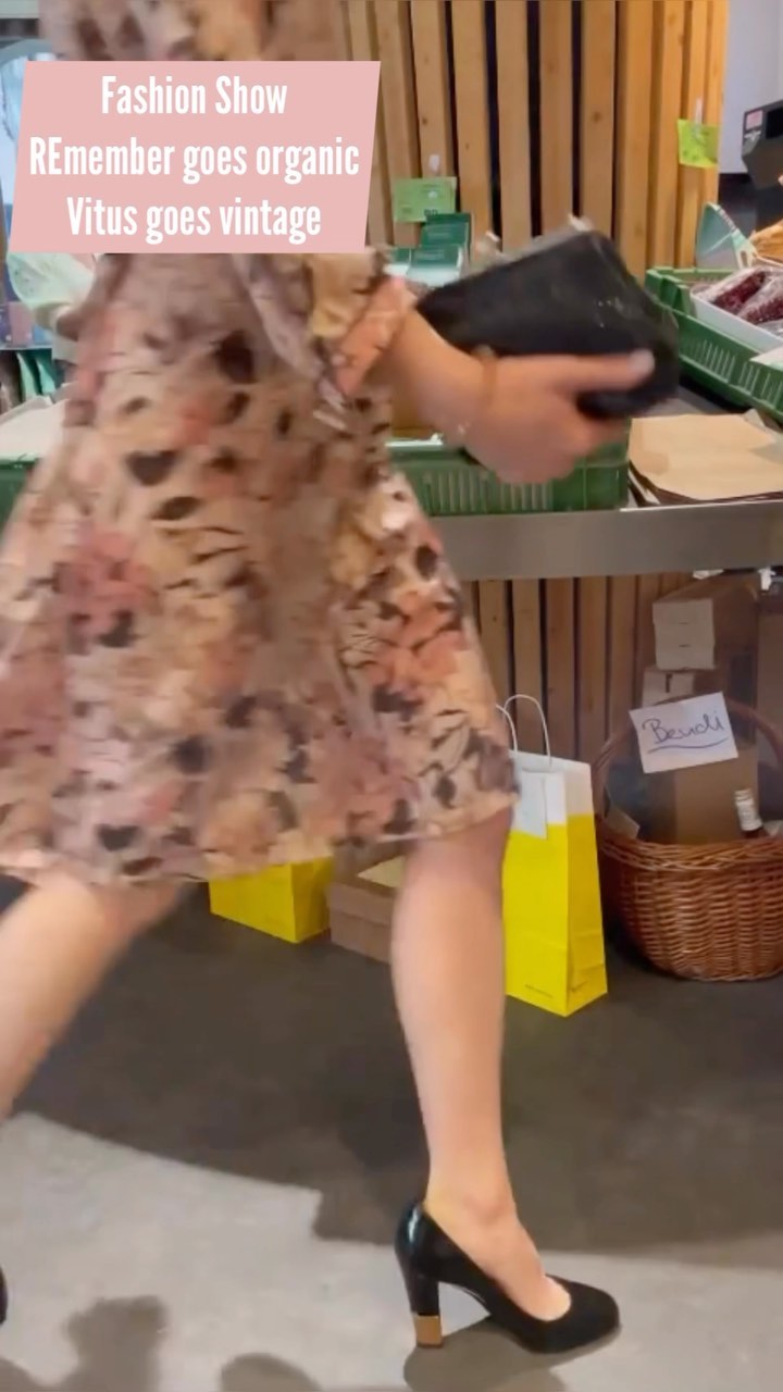 Thank you @vitus_biomarkthalle for having us! Thank you to all the models who turned our idea into a fabulous event and thank you to everyone who came to see the show! 📸
Thank you to @q_organisationskuenstlerin for this cool shot!
#secondhand #vintage #fashionshow #organic #zurich