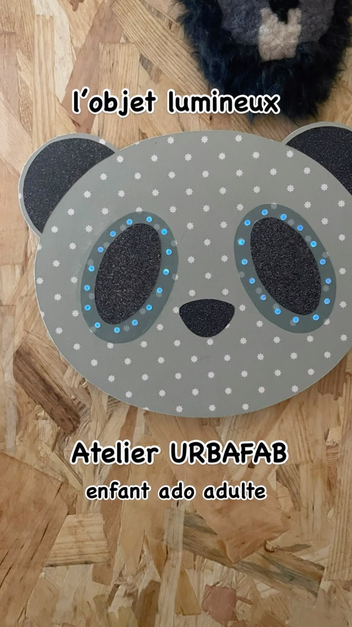 Créer ensemble un objet poétique ! Chacun réalise le sien. Objet lumineux en bois à poser ou à suspendre.
Découpe du bois à la scie à chantourner Proxxon.
.
#urbafab #loisircreatif #activitemanuelle #woodworking #diy #stage #activiteenfant #ateliercreatif #pourvous #ateliercreatifmarseille #proxxon #scieachantourner #panda #cactus #mcommemichaeljackson #nuage #cloud #imagination