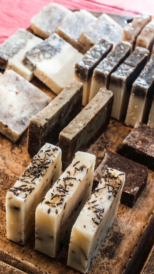 🧼 Curso online Jabones artesanales
¿Qué vas a lograr con este curso?
👉 Transformarás tu visión sobre el cuidado de la piel y los diferentes ingredientes de origen natural para hidratar, recuperar, humectar, aliviar tu piel.
👉 Domina la formulación y preparación de diferentes tipos de jabones como exfoliantes, aclarantes humectantes, entre otros.
👉 Conoce las herramientas, utensilios, ingredientes y elementos de seguridad necesarios.
👉 Aprende cómo puedes crear tu propio emprendimiento con jabones artesanales.
Toda la información la encuentras en el enlace de la biografía o en www.unclubcreativo.com/jabones-artesanales
.
.
.
.
.
#jabonesdeglicerina #jabones #jabon #jabonnatural #jaboneartesanal #cuidadodelapiel #cosmetica #cosmeticanatural #jabonvegano #jabonesartesanales #cursodejabones #cursosonline #manualidadesfaciles