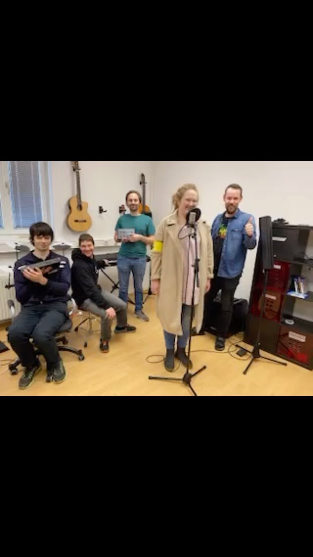 HILFSTÖNE unterstützt den BSVÖ 👁️ Musik schafft Lebensfreude 🎶🙌 Die „Verrückte Jugend Aktion“ freut sich über unser finanziertes Musikequipment und die Ermöglichung dieser Aktivität im Jugendraum. Ein neues professionelles Mikro, neue Software, neues Audio-Interface und neue Produktionsmaschine.
@hilfstoene @clemensunterreiner @marelize.gerber @vja_bsvwnb @bsvoe_austria
#jugend #blindenverband #spende #musik #equipment #clemensunterreiner #hilfstoene
#hilfstöne 📸 ©️ bjabsvwnb | BSVÖ | HILFSTÖNE