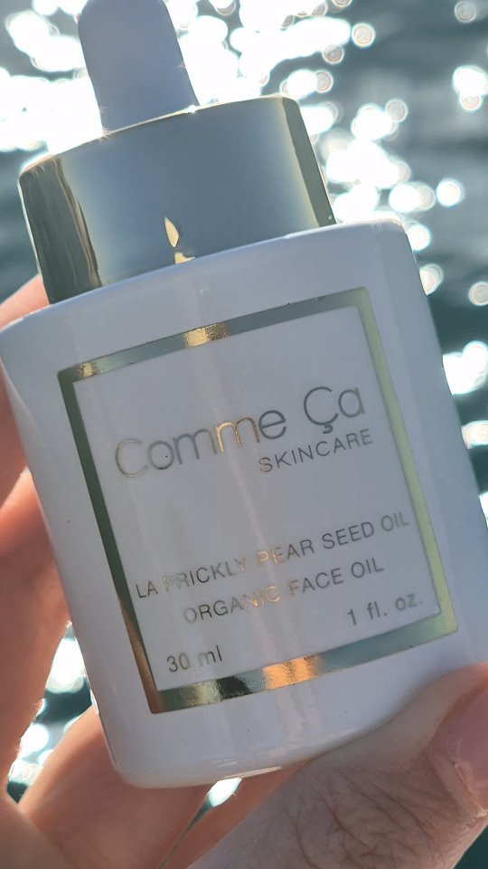 ✨ Indulge in the luxury of La Prickly Pear Seed Oil ✨
This rare, 100% organic oil is cold-pressed from the seeds of the prickly pear fruit, harvested from the cactus plant 🌵. With over 70% linoleic acid, it deeply hydrates, restores skin elasticity, and reduces visible hyperpigmentation—making it an ideal addition to your skincare routine during the cold winter months.
Fun fact; Each seed contains only 5% oil, so there are approximately one ton (1.000kg) of prickly pears, or 25kg of seeds (1 million prickly pear seeds), plus 36 working hours needed in order to make 1 liter of oil. The prickly pear seed oil therefore is one of the most precious oils in the world.
•
•
#NaturalSkincare #RefinedBeauty #CommeÇaSkincare #cleanskincare