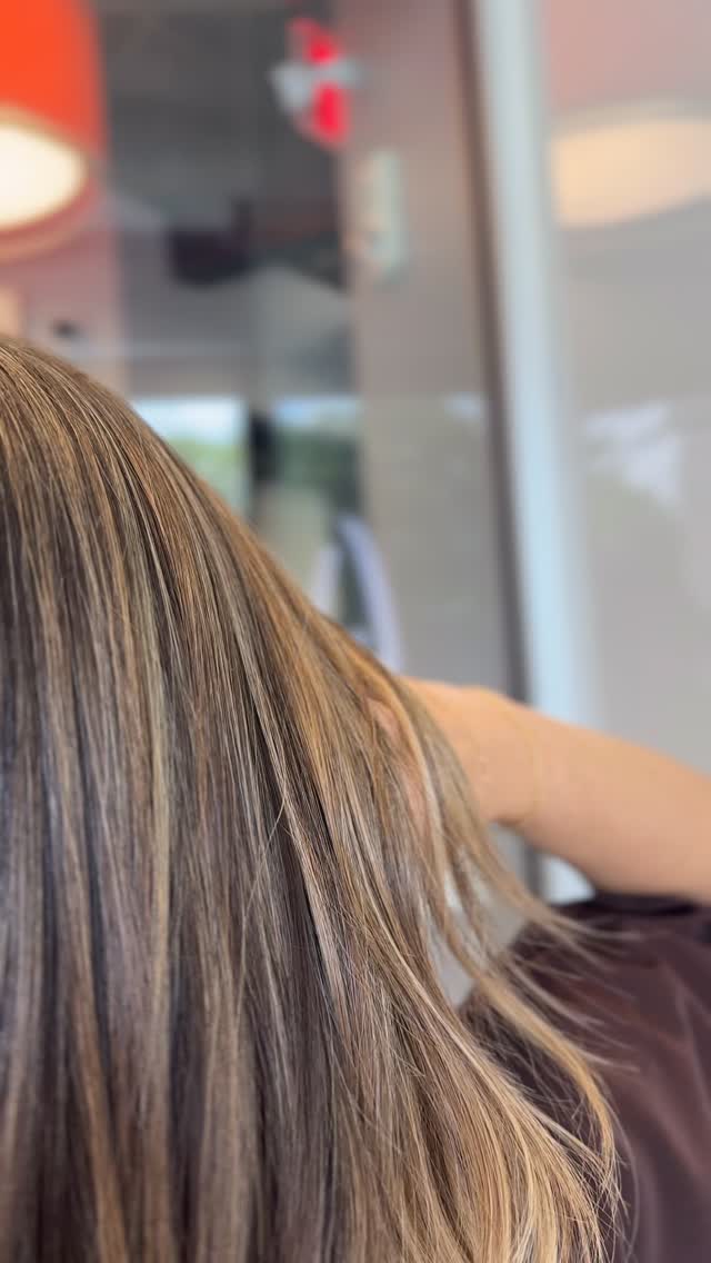 brightened up this sweet brunette for summer and it’s got me drooling 🤤
#clthair #clthairstylist #charlottehair #charlottebrunette