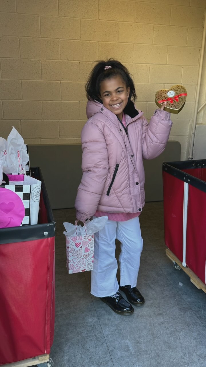 â¤ď¸ More love on Valentineâs Day! â¤ď¸ Project Beautiful delivered 225 Beautiful Bags to @oasispatersonnj with some amazing goodies! @supergoop @carolsdaughter @dove Each Bag was paired with @ferrerorocherusa chocolate đŤđď¸ I hope each Beautiful Bag recipient never forgets that she is beautiful and she is worth it!!