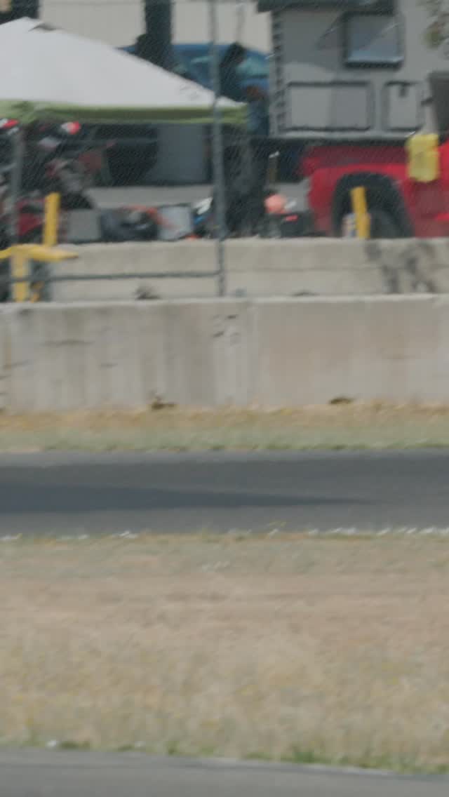 Brenden Ketelson blitzed to the front of Saturday’s Superpole race on his Lightfighter V3 all-electric bike and took the win in Formula 2 Middleweight Superbike. ⚡️⚡️⚡️💪👍