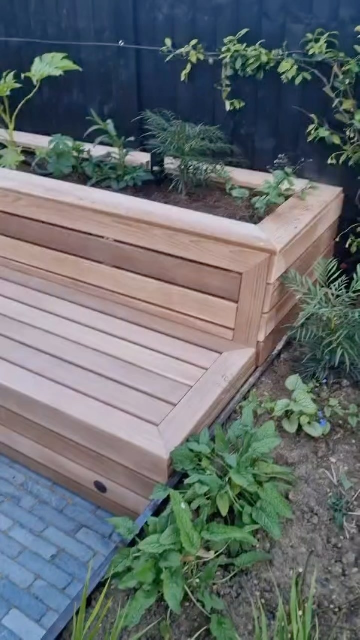 This bespoke cedar bench looks absolutely beautiful in its new home.
#garden #gardening #bench #gardenbench #bespokegarden #gardenideas #alfresco #alfrescodining