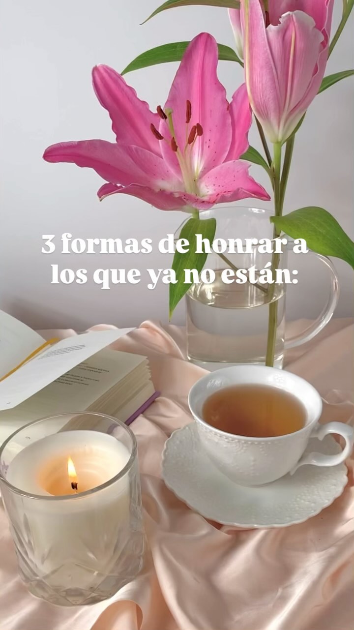 ¿Has notado que diferentes ancestros o seres queridos necesitan diferentes formas de ser honrados? ✨
En sesión, conectamos con nuestros antepasados una y otra vez, y algo queda claro: cada alma tiene su propia manera de pedir sanación e integración en su sistema familiar. Lo que cada uno de ellos necesita varía, en función de las experiencias vividas y de cómo impactaron al sistema familiar en su paso por la vida.
🕯️ Los ancestros que partieron en momentos de dolor – como aquellos que fallecieron en guerra o a través de pérdidas tempranas – suelen pedirnos una luz, una vela que arda como símbolo de reconocimiento y paz. Encender una vela, en estos casos, es una manera de guiarlos hacia la calma, de darles espacio en nuestro presente con respeto.
🌸 Aquellos que fueron excluidos o rechazados en vida – que enfrentaron el abandono, la falta de aceptación o que sus nombres apenas se recuerdan – nos piden que los celebremos. Sienten alivio y honra con flores frescas, colores que los traen de nuevo al círculo familiar y les devuelven un lugar legítimo en nuestro linaje.
📖 Los ancestros que dejaron patrones que se han repetido en generaciones, dolores no resueltos, o creencias limitantes que nos siguen afectando – suelen pedir que su historia sea contada. Al recordar y verbalizar lo que vivieron, les damos la oportunidad de transformar su carga en aprendizaje y de liberar su influencia sobre nosotros y quienes vendrán.
Reconocer y honrar a los que ya no están es una manera de traer equilibrio y paz a nuestro sistema familiar. 💫
¿Qué prácticas has sentido que ayudan a conectar con tus ancestros?