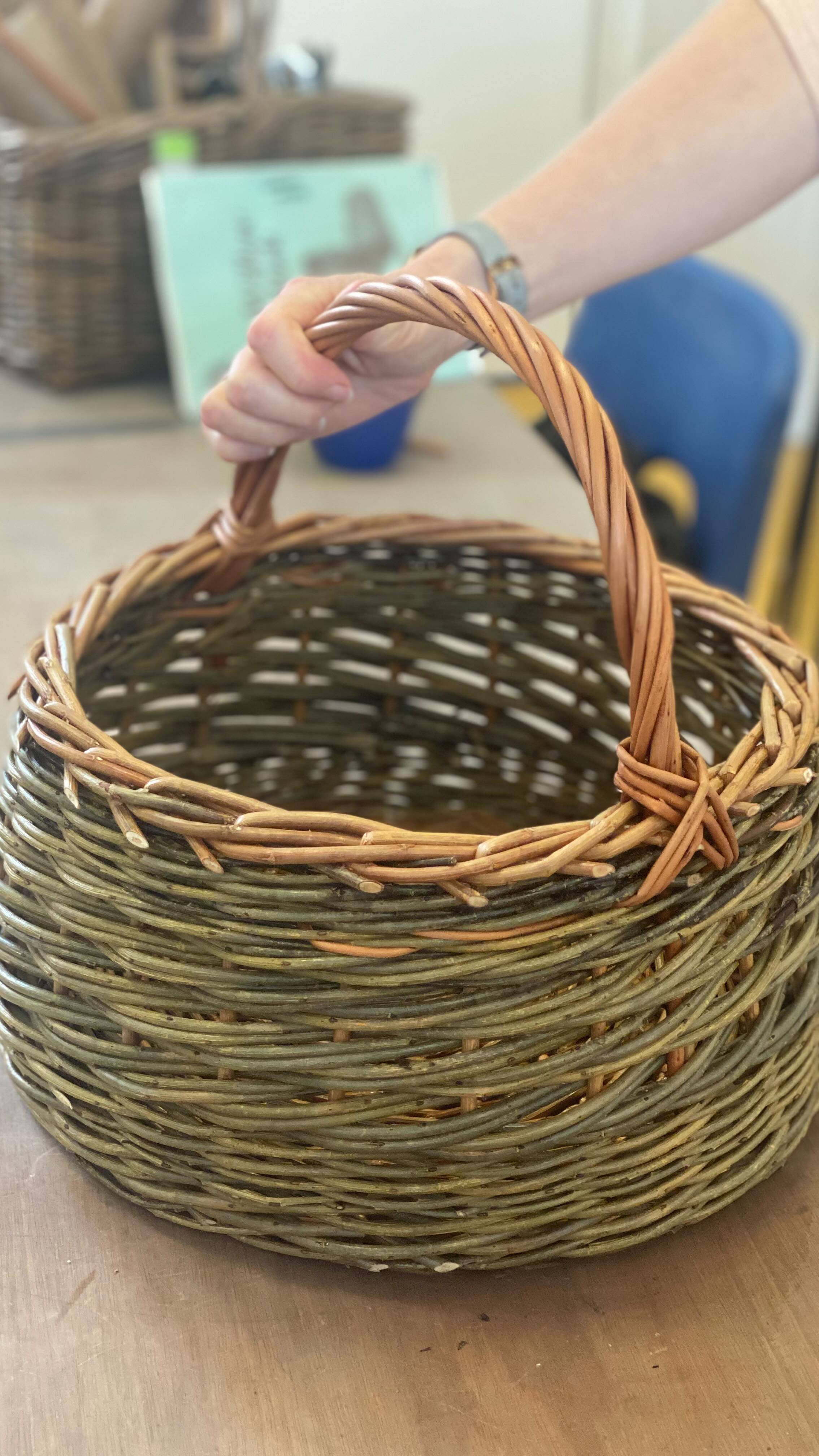 Baskets galore this morning a my five week round basket course wove (more like a fast walked!) it’s way to completion @arthousesouthbrent . 🧺😀🎉
Beautiful baskets made by proud makers and such a delight, to facilitate and share this knowledge. A host of traditional and contemporary basketry techniques were learnt and applied and a chance to play with different varieties of willows. Big thanks 🙏🏻and even bigger thumbs up 👏🏻to those who chose to join me.
The basket workshops are taking short.break now until January as a run of Autumn and Christmas workshops take their seasonal place 🍂🎄
Several still have spaces available so if you like to weave your way into some seasonal vibes and make Christmas gifts and decorations do take a look on my website , direct link is above in the
Bio ⬆️ Happy making 🙂