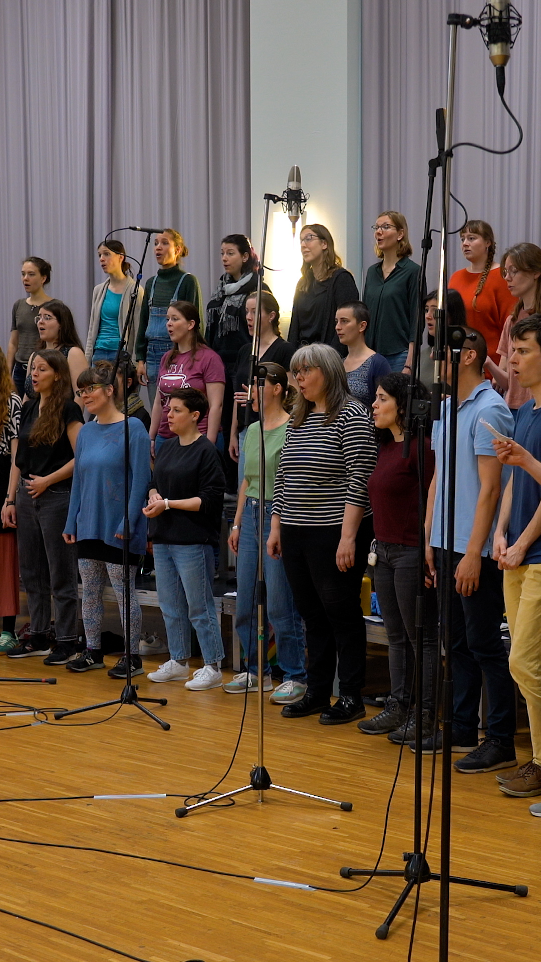 🎶 Grosse Neuigkeiten aus dem Chor Basel! 🎶
Unsere neue CD "SPIL NO EIS" ist da! 🌟✨ Ab dem 7. Dezember könnt ihr euch von unseren Stimmen und einzigartigen Liedern verzaubern lassen.
#ChorBasel #SpielNoEis #Music #Chormusik #MusikFürsHerz #StayTuned #thisisbasel #basel #Love #Fail