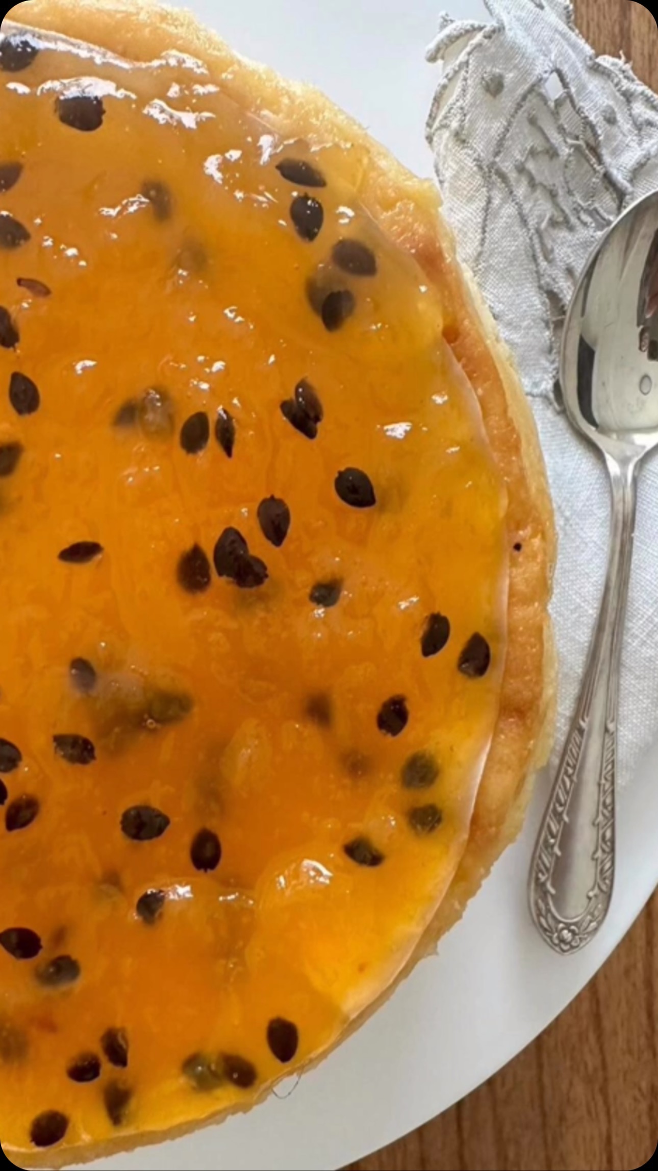 No es el maracuyá, ni el queso, ni la técnica… es el amor por lo que uno hace, el deseo de llevar a otros a un lugar donde solo el paladar puede viajar.
Cheesecake de Maracuyá: Base de vainilla, cream cheesecake de maracuya, cobertura con dulce casero de maracuyá
www.oh-cheesecake.com
#maracuya #cheesecakedemaracuya #cheesecake #cheesecakelover #cheesecakemaracuya #nordelta_ciudad #ohcheesecake