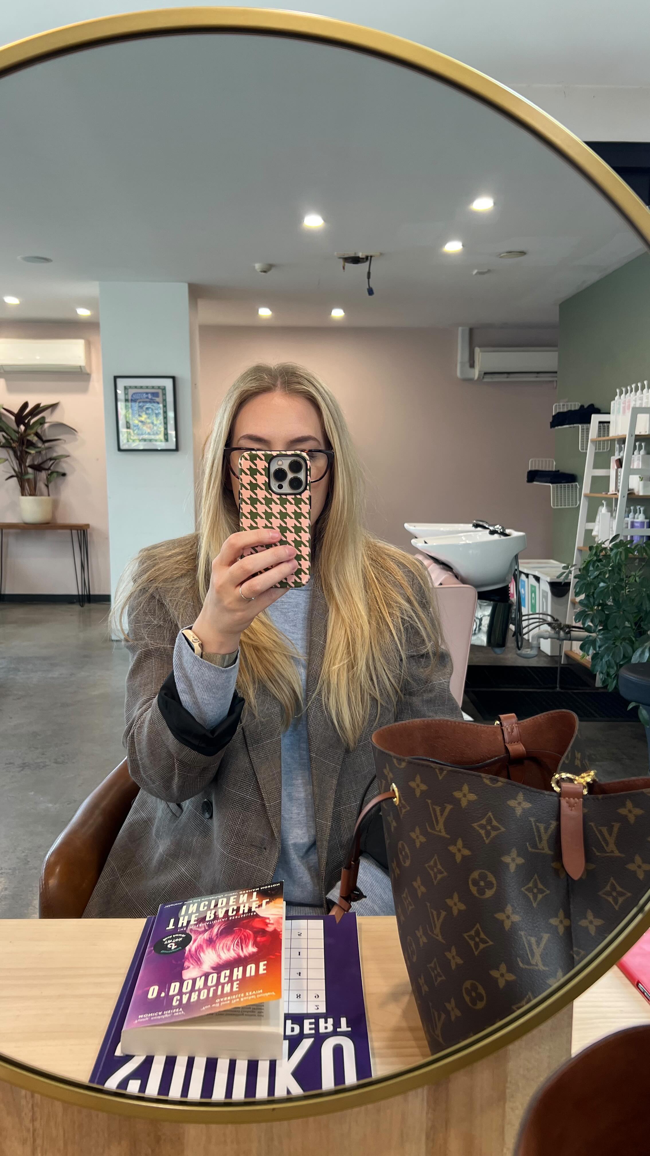 It was time to freshen up my mane 💇🏼♀️ thanks for looking after me so well (as usual) @the_summerstylist and @earth.to.betty