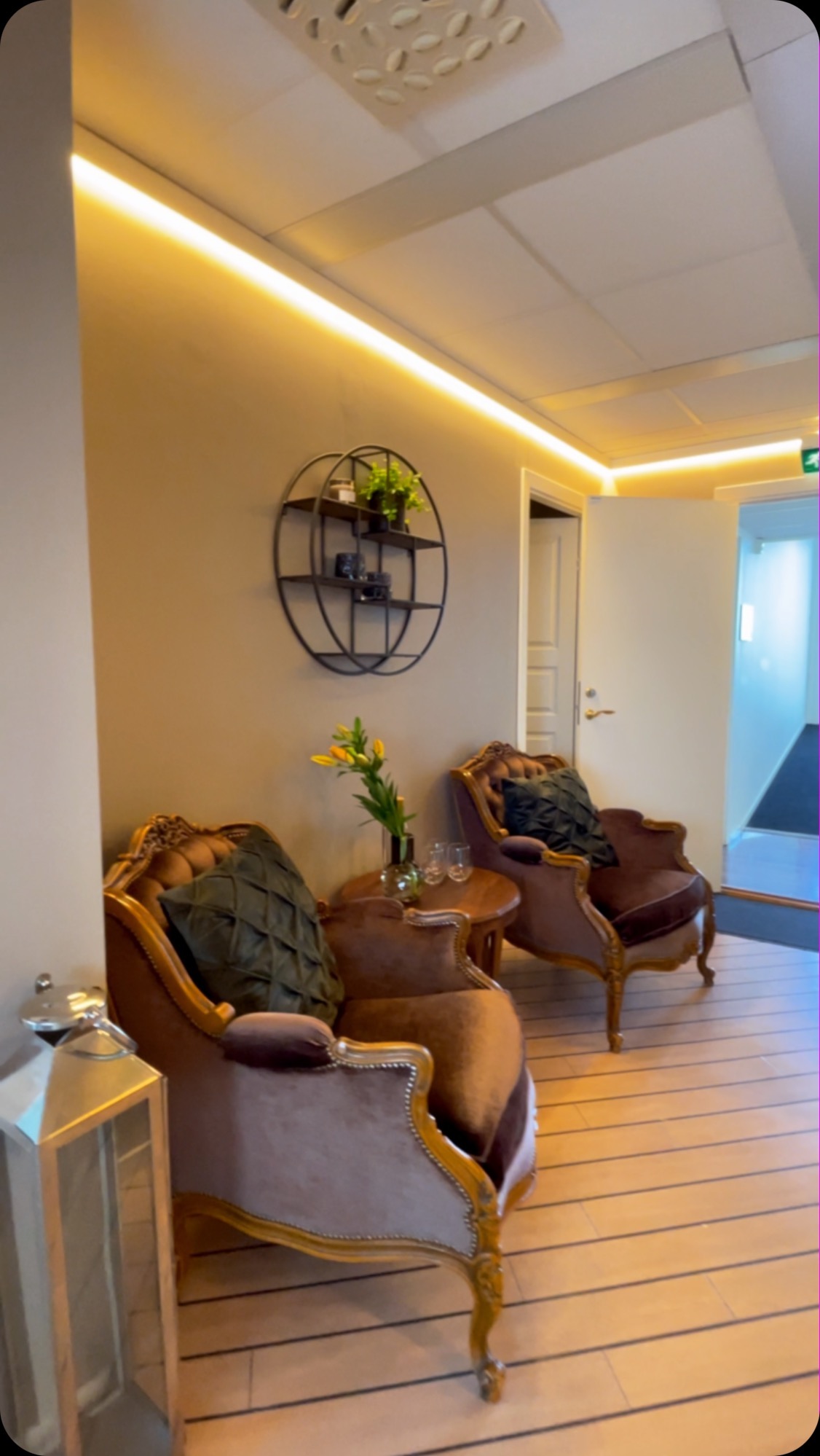 Da var vi på plass i splitter nye lokaler 🤩
For en innsats Eva og hennes team har lagt ned i løpet av sommeren 👏🏼 Vi er så fornøyd med hvordan det har blitt og trives allerede veldig godt på @holmensenter
Vi gleder oss til å vise det frem til flere av dere 🥰 Velkommen!