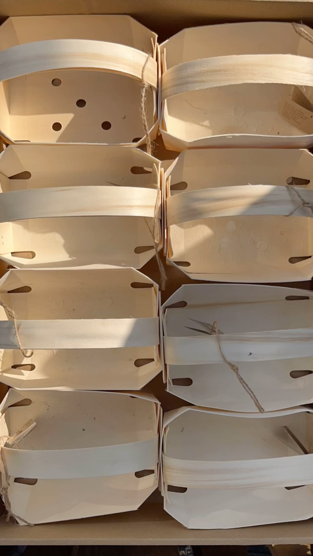 Ako vznikaju #paradajkove kosiky?… takto. Predtym je este oberacka. 🤷🏽♂️#totojeparadajka #paradajky #zelenina #rajciny #vypestujsisam #priesady