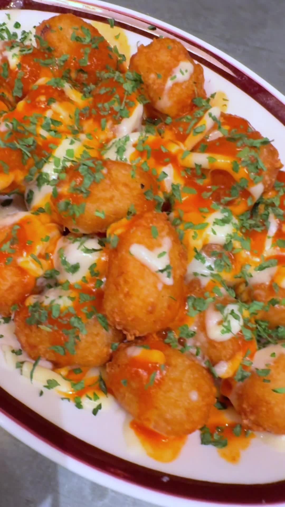 Buffalo-style Tater Tots done right. ๐ฅ Crispy tots tossed in special buffalo sauce, covered in melted cheese, chives and our house sauce. ๐คค