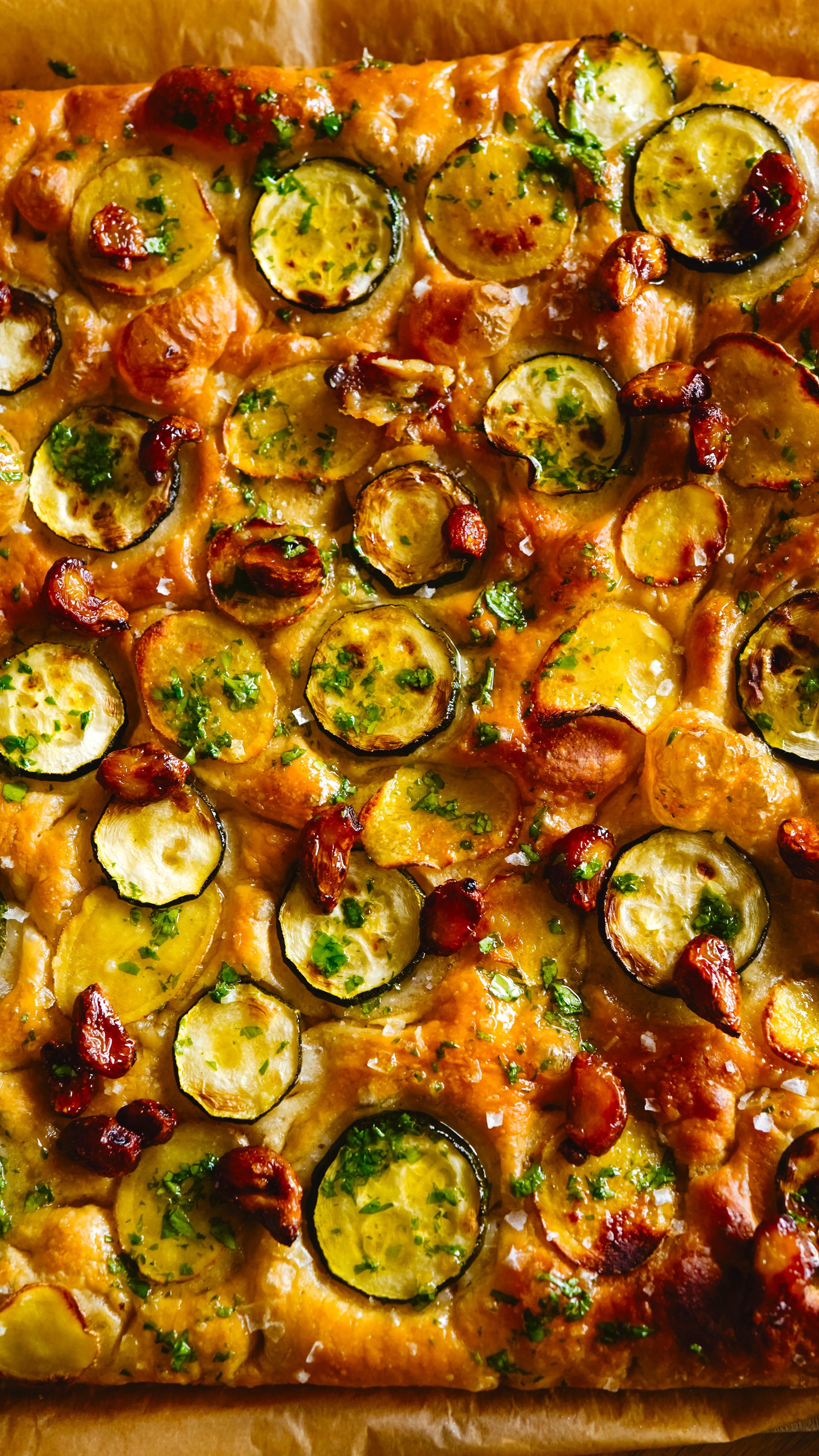 Garlic and herb no-knead focaccia 🌿
Because my new obsession is putting garlic confit-parsley oil on everything.
I usually love making a round, thicc focaccia, but I felt like doing a (rustic) rectangular shape that’s on the thinner side just to change it up. Both ways are great! You can make it as thin or thick as you like depending on the pan you use.
Comment “focaccia” for this glorious no-knead recipe 😌
#focaccia #noknead #nokneadbread #vegan #plantbased #springsummer #garlic