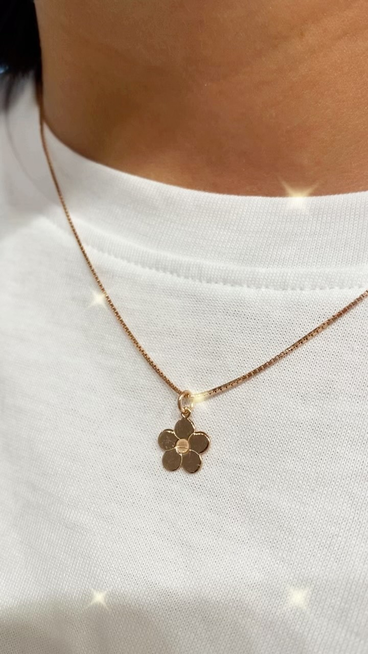 Collana sole☀️
.
.
Collana fiore🌼
.
.
Argento 925
.
.
#capsulerovereto #piccoleemozioniquotidiane #collana#argento925#bijoux #sole#fiore
