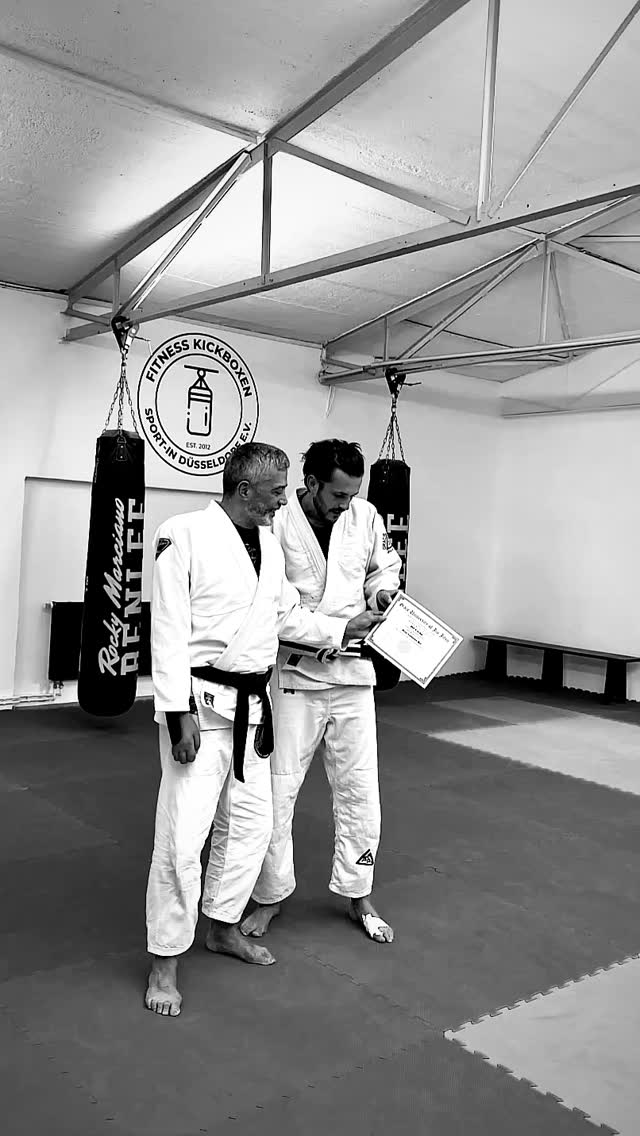 Gracie Combatives Belt, verdient und erarbeitet!
Viel Schweiß, echte Hingabe und der unaufhaltsame Wille, besser zu werden.
@gleb.tchi 🥋 Du hast den nächsten Meilenstein erreicht, ich bin stolz auf dich!
Die Reise geht weiter, next level is waiting! 🔥🥋
@hormoz_66 @gracie_jiujitsu_dus #graciejiujitsu #graciecombatives #jiujitsu #verein #düsseldorf #family #friendship