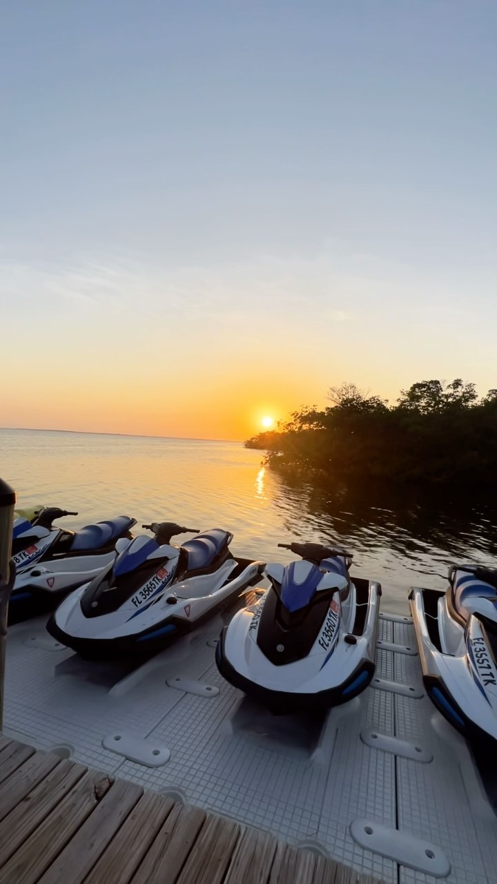 Golden Hour is Our Happy Hour 🚀🌅
.
.
.
#sunset #sunsets #sunsetlovers #florida #floridasunset #floridakeys #floridalife #flkeys #keylargo #flkeyslife #goldenhour #happyhour #gilbertsresort #gilbertsresortkeylargo