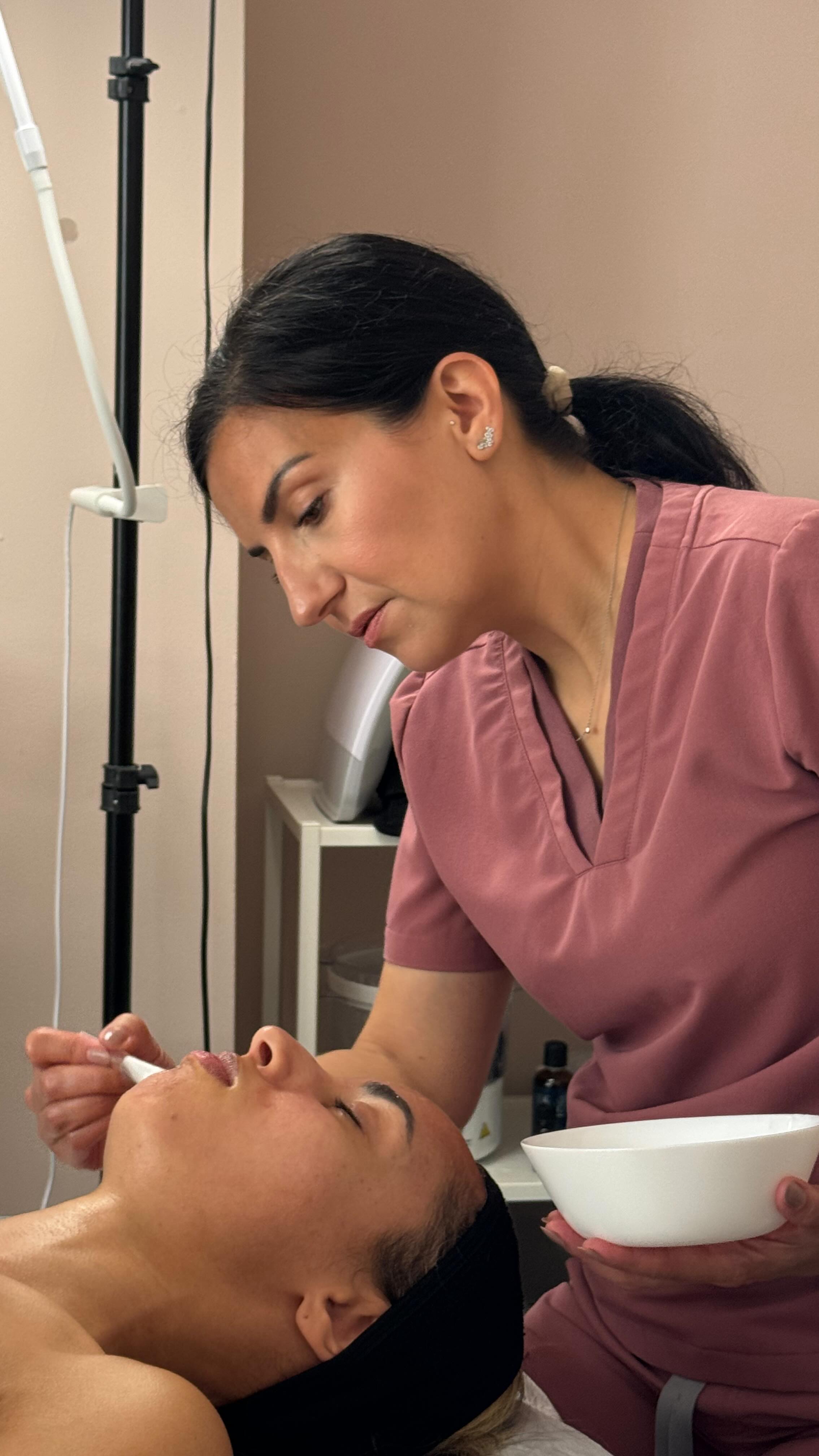 We’ve been busy over the past few days, with facials in particular, so we thought we’d highlight some key treatments.
First there’s our PUREHYDRO facial
This one of the most powerful, non-invasive skin resurfacing treatments available.
It combines an 8 step system to cleanse, exfoliate, extract, hydrate, infuse, oxygenate, tighten and contour while removing dead skin cells and impurities.
The perfect anti ageing facial which also gives you a beautiful healthy glow!
You can book in via our website or message Amy here direct @amyadamsfacialist_
📍#pontcanna
📷 @rae.j.morgan
#wellnessthatworks #glassskin #veganbeauty #cardiffbeauty #antiaging