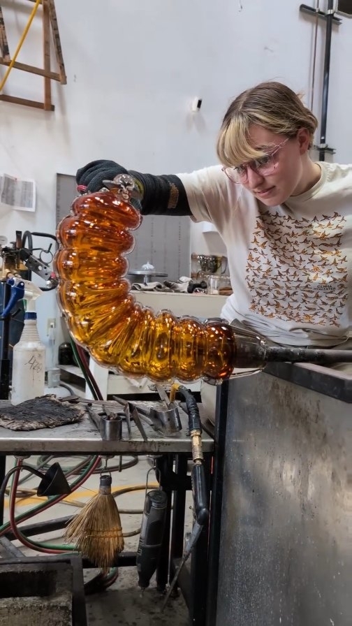 We had a totally tubular time with @gemmahollister - you may know her from @blownawayseries ,, but we were excited to have her back her for the first time since working here!! We can't wait to see what comes of the work we got to help with. Thanks for coming!!
.
Check out the awesome events she's a part of going on right now at @corningmuseum and say hey to her and @tatenewfield šš
.
.
#glass #resident #fullyemerged #gobananas #dontsweatthetechnique #blownaway #s4 #netflix #monterey #mgw #residency