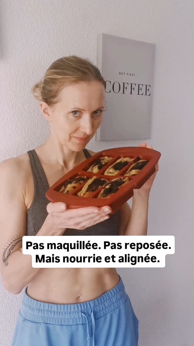 Mini Banana Bread Marbré 🍌 Pas maquillée. Pas reposée. Mais nourrie & alignée.
Dimanche matin. Peu de sommeil.
Pas de maquillage. Mais une vraie envie de prendre soin de moi.
🍌 Ces mini banana breads marbrés, c’est mon rituel douceur et énergie.
Pas parfait. Pas instagrammable.
Mais réel. Nourrissant. Apaisant.
C’est ça, le bien-être version Fit Leader :
✨ De la douceur même dans la fatigue,
✨ Du plaisir sans culpabilité,
✨ Des préparations simples pour nourrir le corps et l’esprit (même en avion demain ✈️😉).
💛 Tu veux la recette ?
💬 Dis-moi en commentaire 👇
#FitLeader #FoodPrepSunday #CollationSaine #BatchCooking #EnergieFéminine #SnackÉquilibré #HealthyDessert #BananaBread #BienÊtreHolistique #VraiPasParfait #IsabelleCurratCoaching