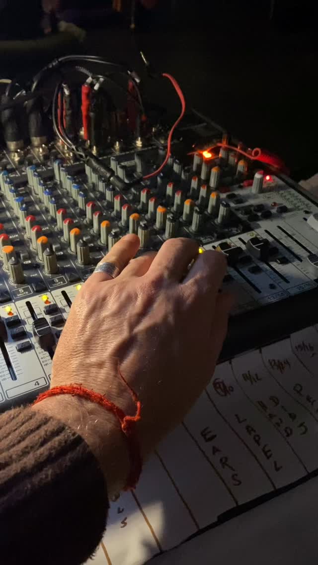 Opening hips ..healing hearts 💕 as we stream live to the inner self mastery members and hold space on the @live.in.flow inner mystic retreat the power of soul centred community 🤯❤️.. next deep dive to the mystic is in September.. early bird 🦅 tix price ends next week 😱