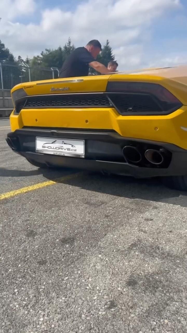Projeli byste se? Nebo byste to raděj přenechali někomu jinému? 🛣️
#luxurycars #racecar #showdrivecz #lamborghini #lambohuracan #giftideas #adrenaline #christmasgiftideas #didyouknow #bucketlist #experience #carsofinstagram