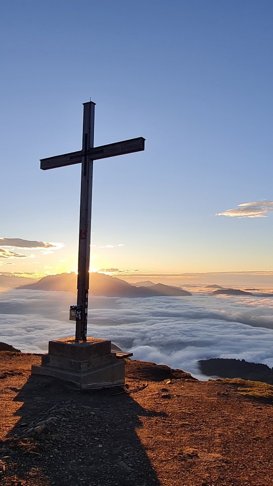 Ein Sonnenuntergang in Bergen - ein besonderer Moment den man nie vergisst.
Wer möchte so etwas nicht auch mal erleben? 🌄 Ich zeige dir diese Plätze, bei denen man den Alltag hinter sich lassen kann. 😊 Auf zum nächsten Bergabenteuer 🏔 Denn dein Wanderführer kennt die schönsten Wege und Plätze🧭
#iguideyou #bergliabi #wandern #wanderführer #naturelover #mountain #gipfelglück #aussicht #schöischgsi #sunset #sunsethike #Bergabenteuer