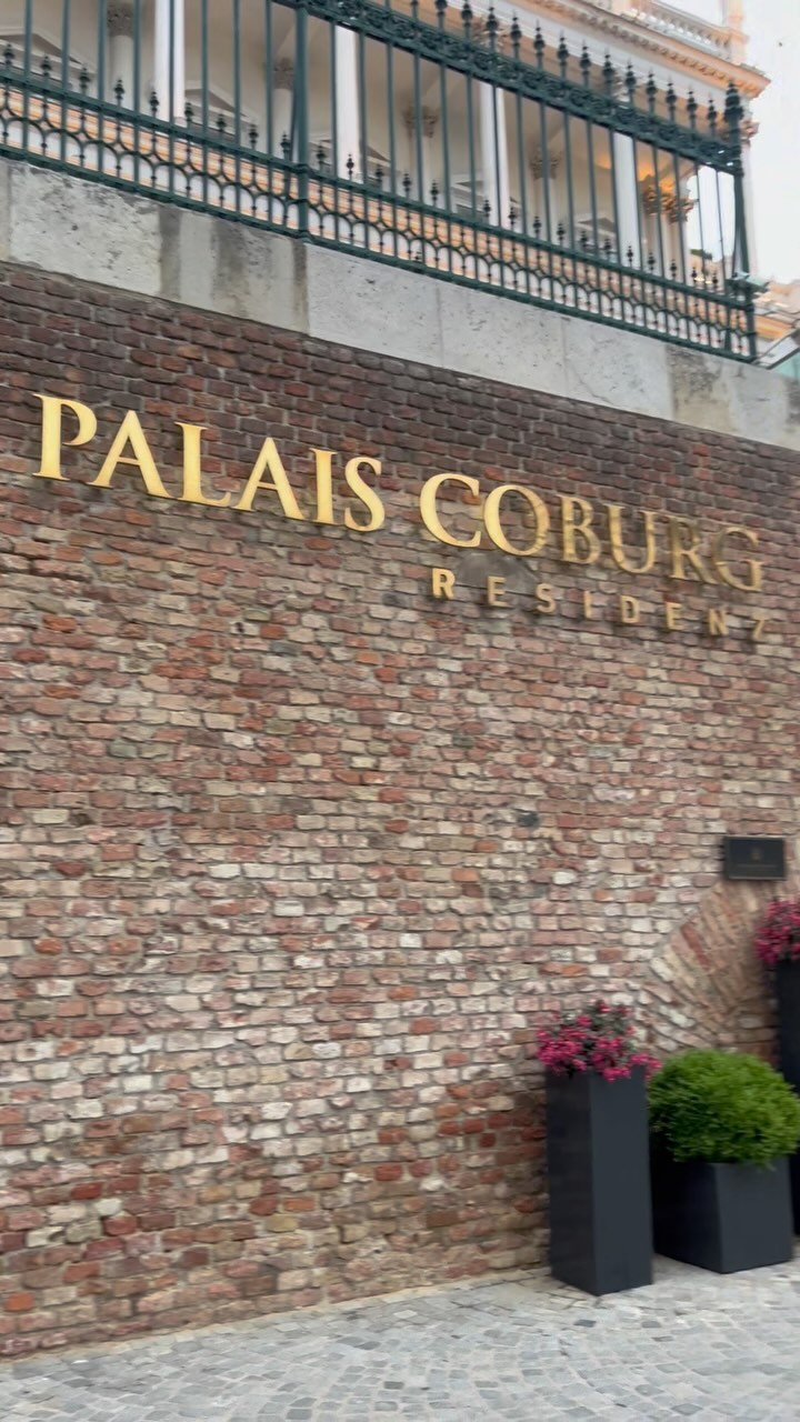 Voriges Jahr durfte ich eine traumhafte Hochzeit im @palaiscoburg in der Wiener Innenstadt in Form einer Wedding Day Coordination begleiten.
Das Brautpaar hat sich für diese Location entschieden, da die kirchliche Trauung in unmittelbarer Umgebung stattgefunden hat.
Die größte Herausforderung bei dieser Hochzeit war der mehrmalige Locationwechsel, denn die Agape hat zwischen der Kirche und dem @palaiscoburg stattgefunden.
Das Brautpaar hat diese Zeit genutzt um Paarfotos im Volksgarten von der lieben @dianacatch machen zu lassen.
#hochzeitslocation #wienerinnenstadt #weddingvienna #weddinglocation #elopement #weddingflowers #luxurywedding #viennacitywedding #viennacouple #palaiscoburg #wienerringstrasse #weddingplanner #weddingdaycoordinator #hochzeitstagsbetreuung #weddingfotography