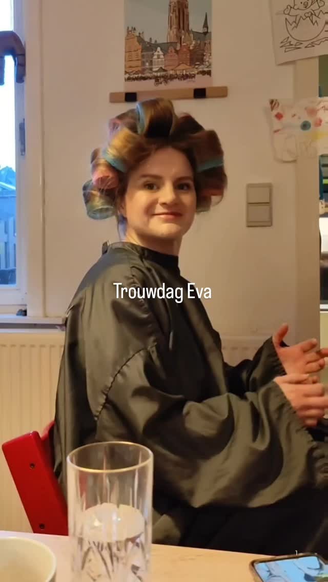 Aah .. de ochtend van een bruid . Heerlijk vind ik het om hier deel van te mogen uitmaken 🙏🥰
Wel merk ik dat het een oefening is voor de bruid om eventjes alle controle los te laten, want natuurlijk beweegt er vanalles om haar heen. In haar geval de kinderen en familie die zoetjes aan binnen komt..
Herkenbaar ?😁
#dankbaar
#bridalhair
#loslaten #morningvibes