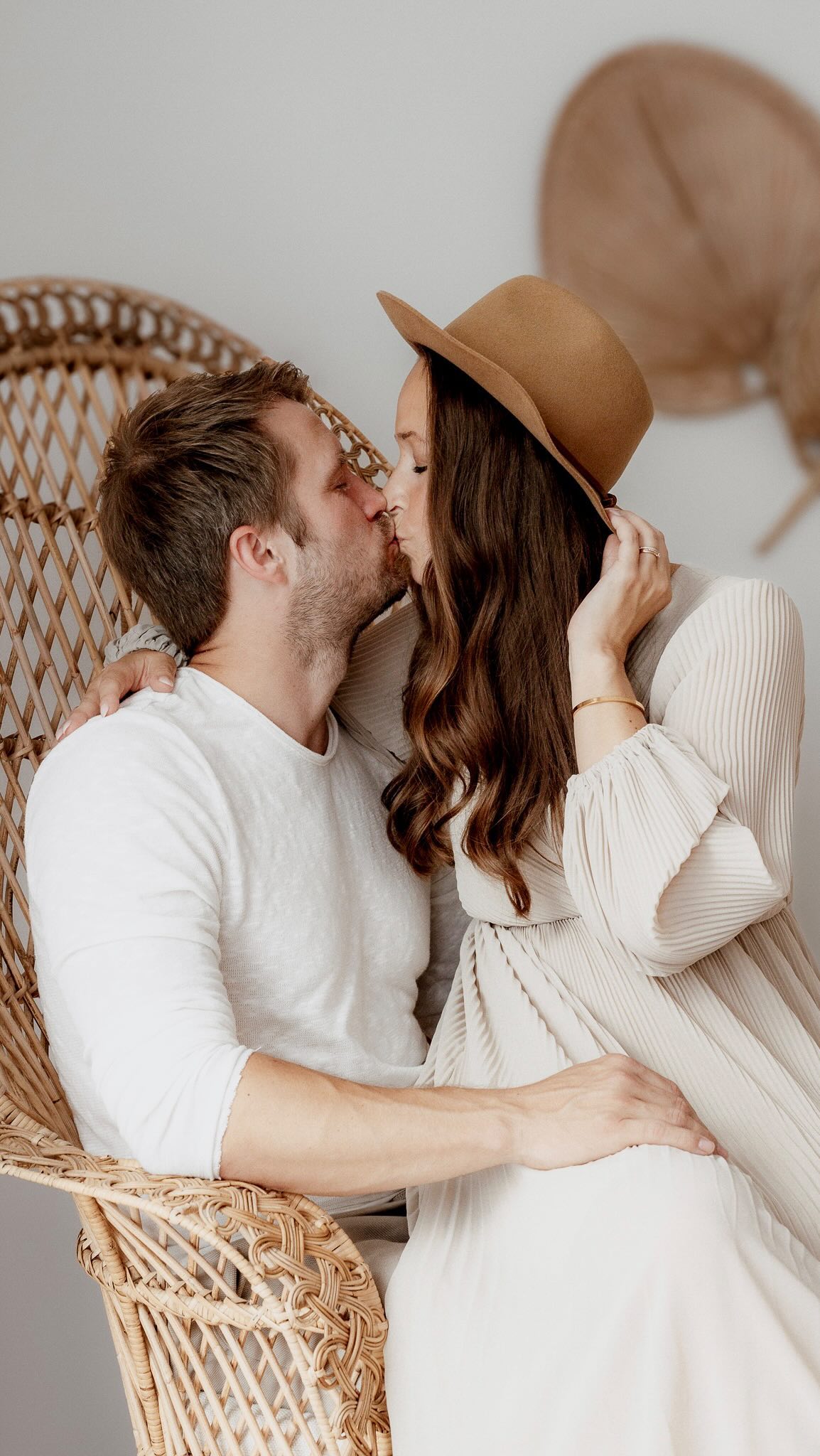 Wie oft sagen wir: ‚Ich habe keine Zeit‘, ‚Es ist zu teuer‘ oder ‚Ich bin nicht bereit für ein Fotoshooting‘?
Na, erkennst du dich da auch wieder? Mir geht es leider oft genau so. Aber was wir dabei übersehen, sind die wertvollen Momente, die unbemerkt vergehen. Denn Achtung, jetzt kommt’s: Es gibt keinen perfekten Zeitpunkt – das Leben passiert jetzt.
Während wir oft bereit sind, viel Geld für Dinge wie Handys auszugeben, die in ein paar Jahren veraltet sind, sind es doch die Erinnerungen und Bilder, die uns ein Leben lang begleiten. Diese Augenblicke, die für uns später so kostbar sind, verdienen es, festgehalten zu werden.
Und weißt du was? In 2 Monaten oder 2 Jahren wirst du dir immer wieder das selbe sagen. Aber: Du wirst auch dann nicht mehr Zeit haben oder dich plötzlich fitter fühlen oder was auch immer. Das einzige was sich dann verändert hat:
Du hast wieder Zeit verloren!
Warte also nicht länger, denn du wirst diese Zeit nie zurückbekommen…🤎
Ich würde mich darüber freuen, wenn du mir in den Kommentaren schreibst, wie du darüber denkst.
#ZeitIstWertvoll
#FotoshootingHamburg
#FotografinRahlstedt
#Familienfotografin
#Rahlstedt
#Hamburg
TAGESLICHTSTUDIO
OUTDOORFOTOGRAFIE
FOTOGRAFINHAMBURG