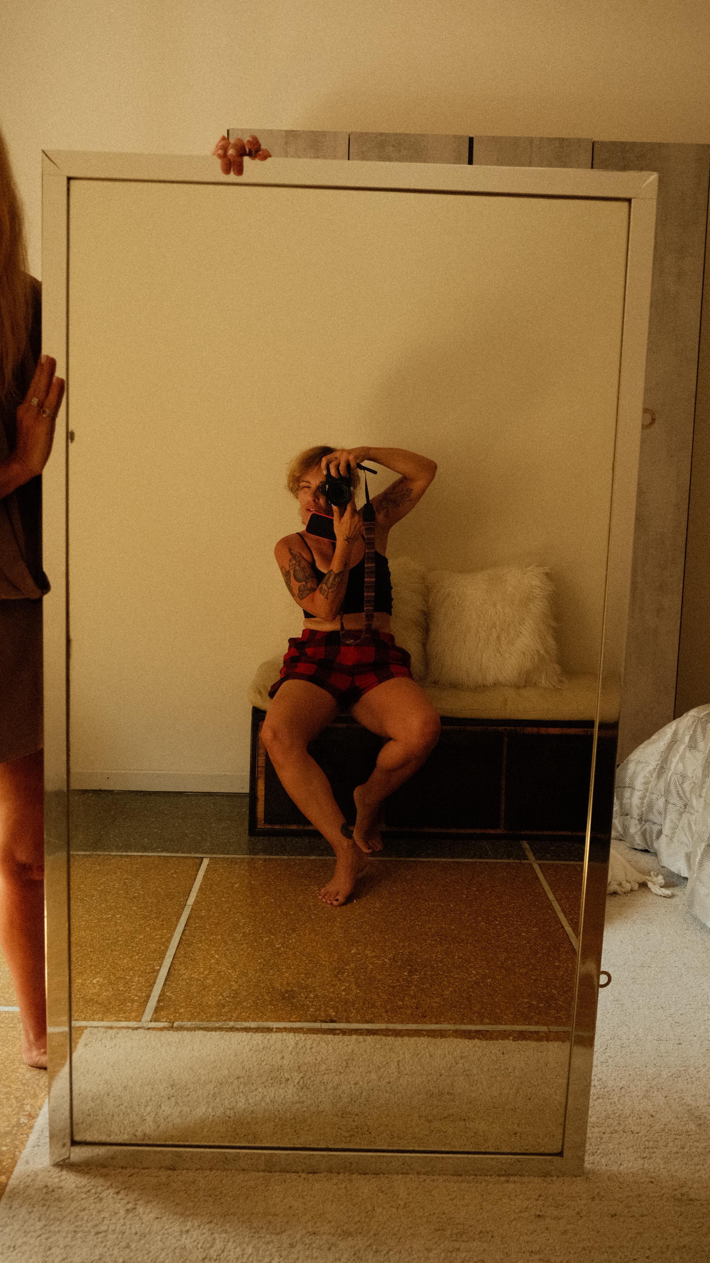 I phone + Fuji xs10 = e’ la combinazione perfetta per documentare i miei viaggi.
🤳🏻 L’iPhone mi permette di fare i video in moto (anche se non si dovrebbe) e reel bellissimi.
📸 Con la Fujixs10 fotografo dappertutto senza farmi notare con l’aggiunta di preset di filtri fotografici per dare un gusto vintage agli scatti.
🤡 Ah ovviamente un selfie stick con tripod e’ obbligatorio!
Voi come documentate i vostri viaggi?!! 👇🏻
📸 @jungle_kia
#fotografia #reportagefotografico #streetphotography #fujixs10