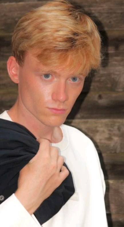 Il vibre sur scène et s’épanouit devant la caméra !
Romain Baele, formé au Cours Florent Bruxelles, arrive à Paris à l’âge de 21 ans afin d’approfondir son jeu, de passer d’avantages de castings et d’élargir son réseau professionnel.
Il décroche rapidement des seconds rôles, notamment dans le téléfilm « Deux femmes’ réalisé par Isabelle Doval ou encore dans la saison 11 et 12 de « Skam France » et intègre la troupe du « Drammatico » où il interprétera le rôle de Mr planturel dans de nombreux théâtres parisiens.
Mais c’est au début de l’année 2024 que Romain se souvenant des commentaires de ses anciens professeurs de théâtre sur ses capacités à jongler avec l’humour, qu’il décide de se lancer dans le stand up.
Il crée un personnage qui aura été le sien durant ses nombreuses années en tant qu’animateur pour enfants.
Ce que Romain aime, c’est jouer avec le public, ils font partie intégrante de ses sketchs, tout comme l’improvisation.
C’est donc dans cette voie que Romain souhaite se développer en jouant dans un maximum de scènes ouvertes, festival d’humour …
D’ici là, vous pourrez le retrouver prochainement dans la saison 5 « d’Astrid et Raphaëlle » ainsi qu’à la Comédie Saint Michel de septembre à janvier.
Pour suivre cet artiste c'est par ici @romain_baele
Professionnel du spectacle, vous souhaitez contacter cet artiste ? Rdv sur notre site/Lien en bio.
#comedie #comédien #film #acteur #acting #standup #ohlartiste #skamfrance